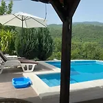 Feriehus Vikendica Sa Bazenom
