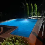 Vikendica Sa Bazenom *