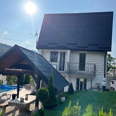 Vikendica Sa Bazenom Nyaraló