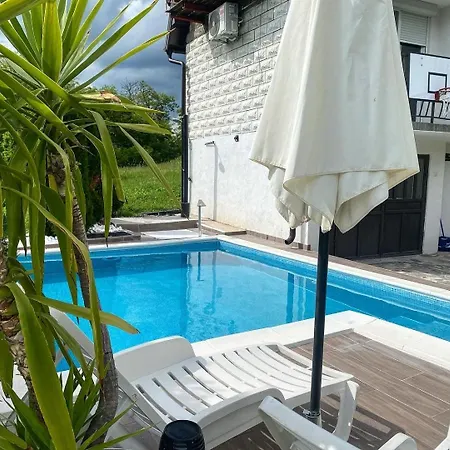 Vikendica Sa Bazenom Hébergement de vacances *