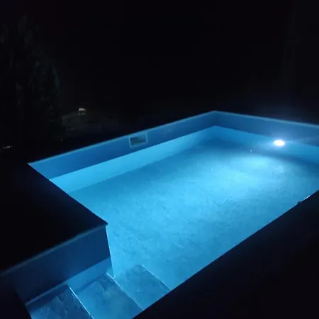 Vikendica Sa Bazenom Hébergement de vacances *