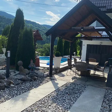 Nyaraló Vikendica Sa Bazenom Višegrad