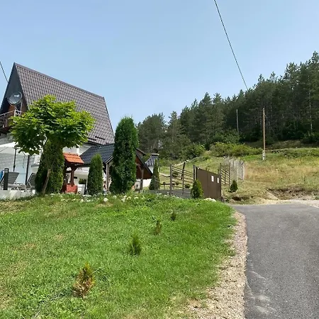 Vikendica Sa Bazenom Hébergement de vacances *