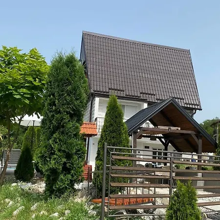 Vikendica Sa Bazenom Hébergement de vacances *