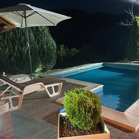 Vikendica Sa Bazenom Hébergement de vacances