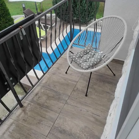 Vikendica Sa Bazenom *