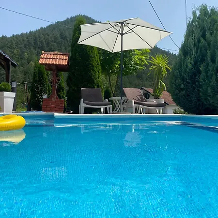 Vikendica Sa Bazenom Hébergement de vacances