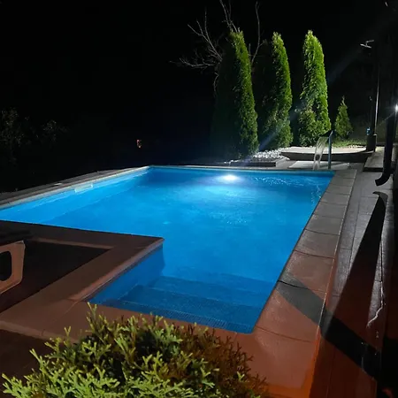 Vikendica Sa Bazenom *