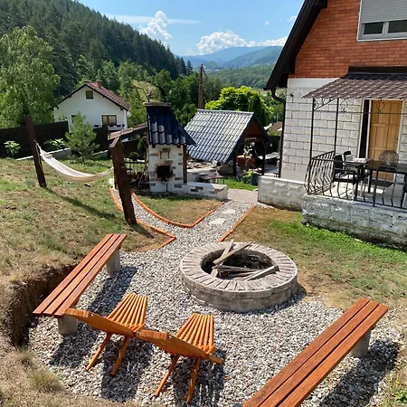 Vikendica Sa Bazenom Hébergement de vacances