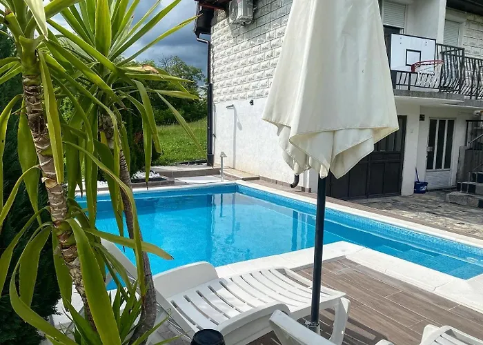 Vikendica Sa Bazenom Semesterbostad *